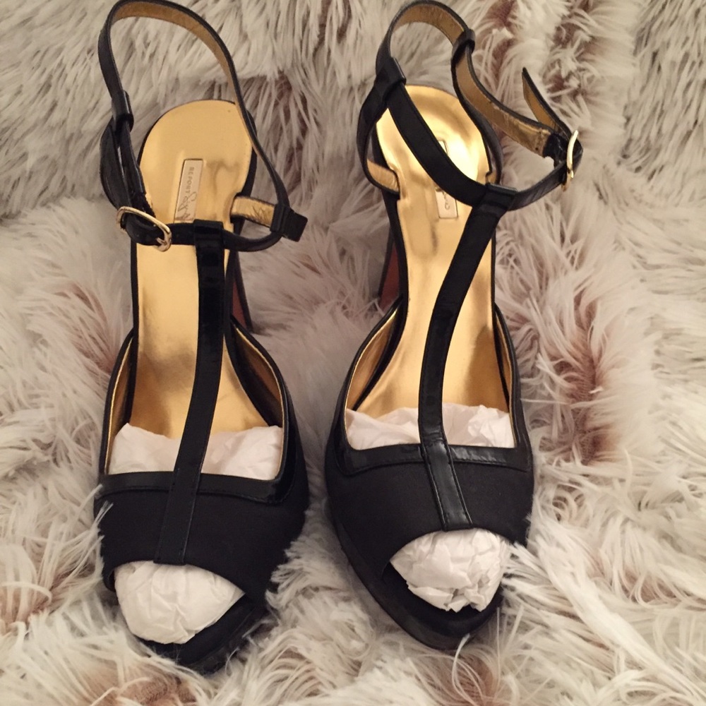 Report Signature peep toe heels